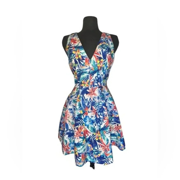 Romeo & Juliet Couture Dresses & Skirts - Romeo and Juliet Couture Criss Cross Back Tropical Print Fit and Flare Dress M